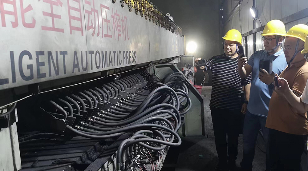 智能全自動(dòng)壓榨機(jī) XATZ1660-55pc