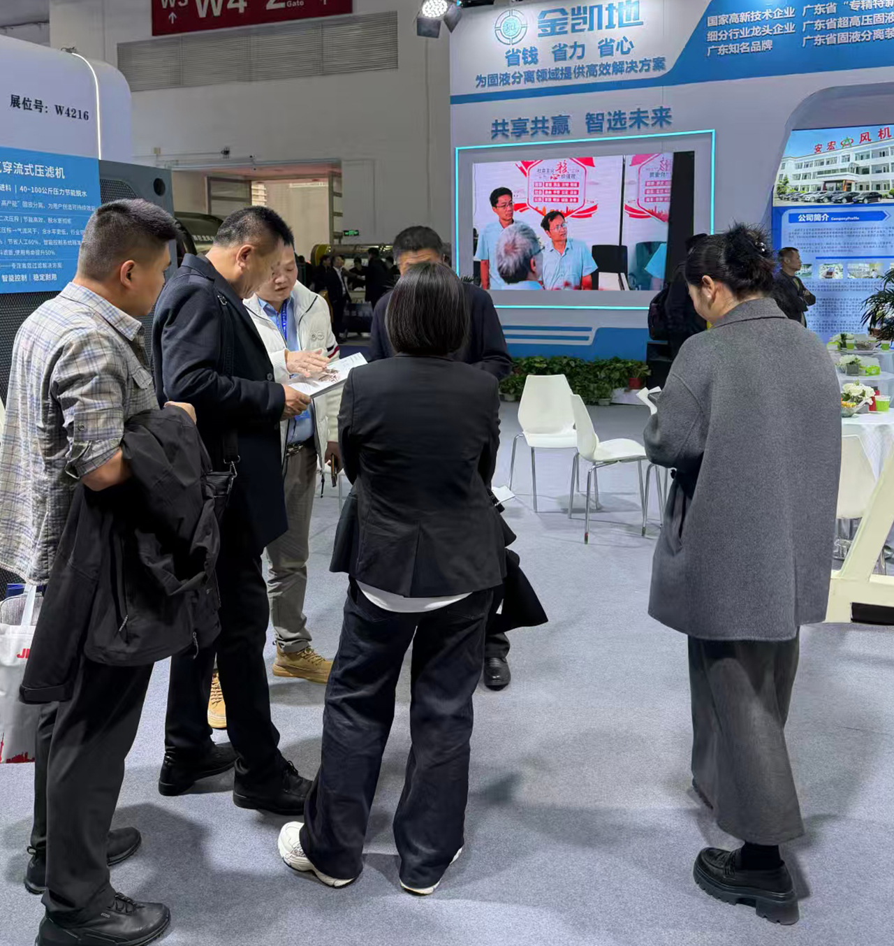 展會現(xiàn)場龐經(jīng)理與客戶合影 展會現(xiàn)場龐經(jīng)理與客戶合影