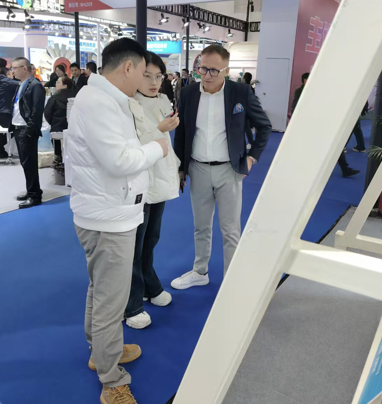 展會現(xiàn)場龐經(jīng)理與客戶交流 展會現(xiàn)場龐經(jīng)理與客戶交流